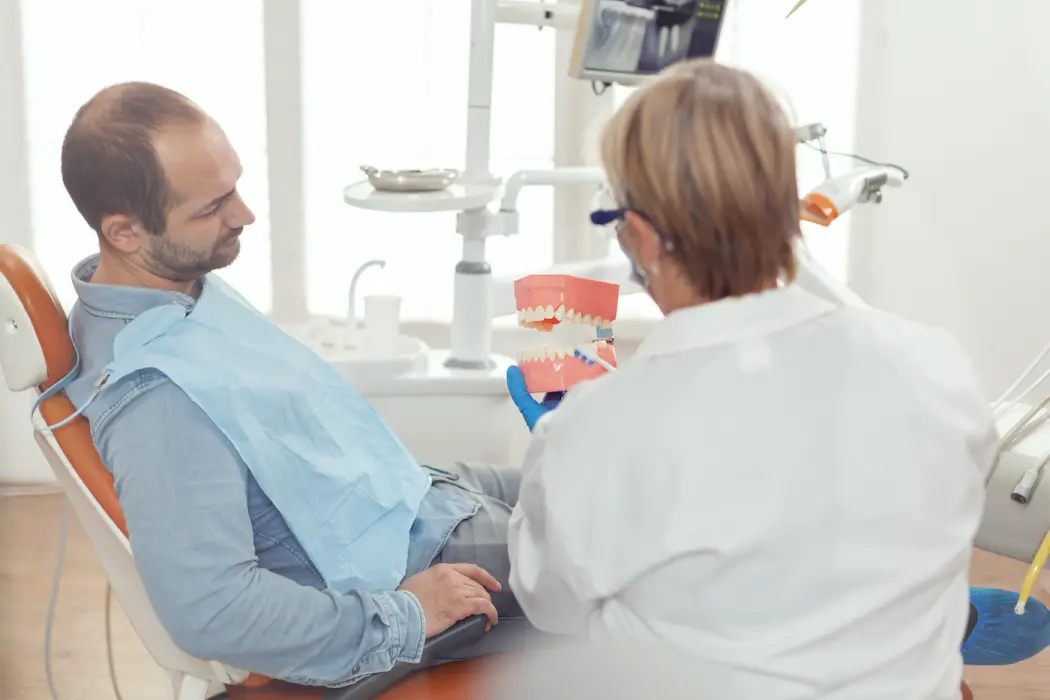 Stomatolog z Warszawy wyjaśnia, co to jest endodoncja. Co warto wiedzieć o tej metodzie leczenia?