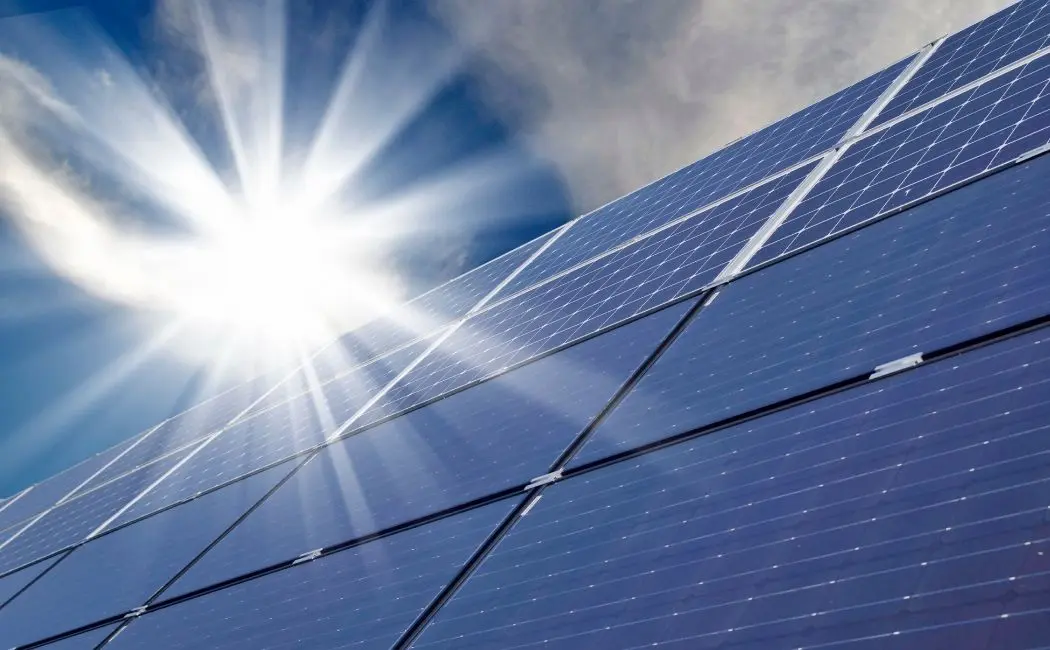 Bezobsługowy system produkujący darmową energię  poznaj zalety fotowoltaiki z magazynem energii.