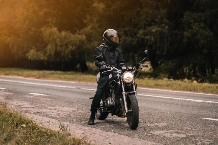 Jaki motocykl adventure wybrać na pierwszy zakup: odkryj modele idealne dla początkujących podróżników!