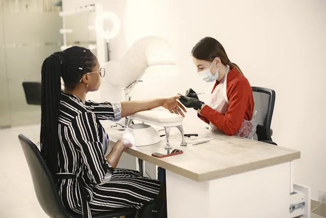 Jakie akcesoria są niezbędne do manicure hybrydowego?