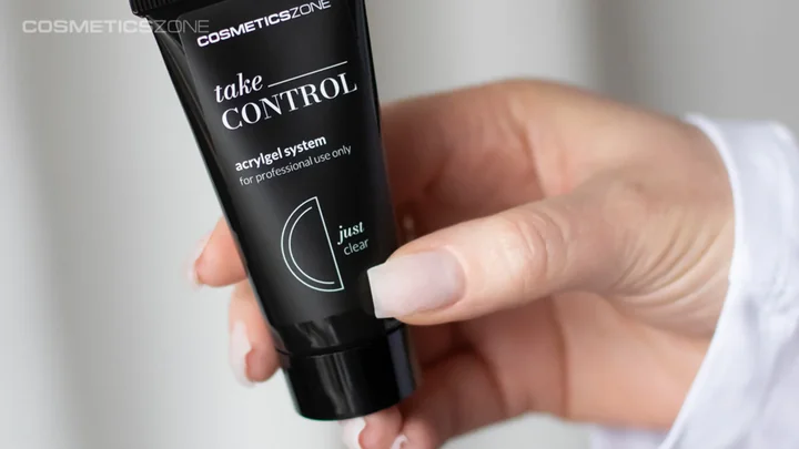 Żelowe bazy hybrydowe dla początkujących: postaw z nami pierwsze kroki w manicurze żelowym