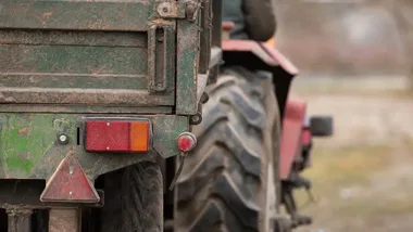Ciągniki na drogach Żyrardowa. Jeden błąd może skończyć się tragedią