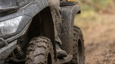 Quad uderzył w skarpę i drzewo. 41-latek zginął na miejscu
