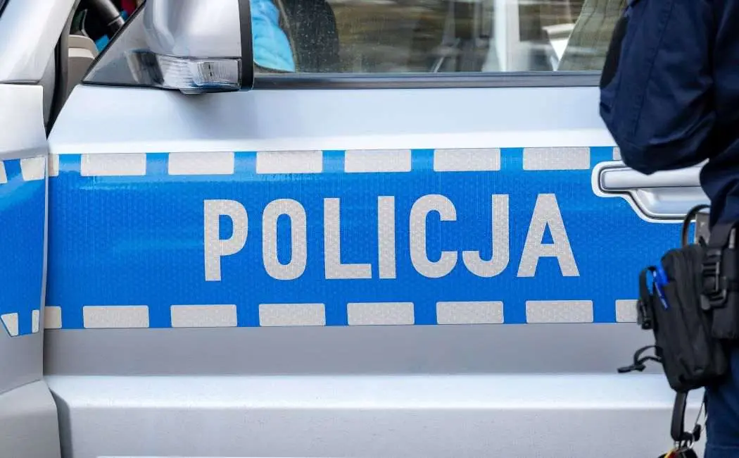 Mężczyzna ukrył się w liściach, twierdząc, że pił alkohol z trawy!
