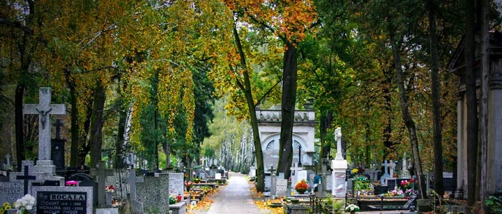 Przy cmentarzu w Żyrardowie zmieni się ruch. Będą ulice jednokierunkowe i zakazy zatrzymywania