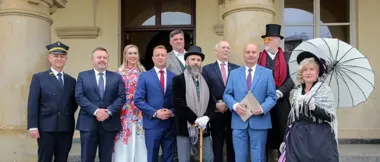 Dworzec w Żyrardowie odzyska blask. Podpisano aneks przy zabytkowej parowozie