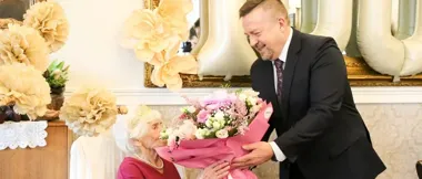 Setne urodziny pani Zofii w Przestrzeni Seniora – prezydent Żyrardowa dołączył do życzeń