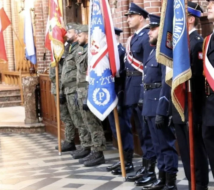 Hymn, modlitwa i kwiaty na cmentarzu w Żyrardowie