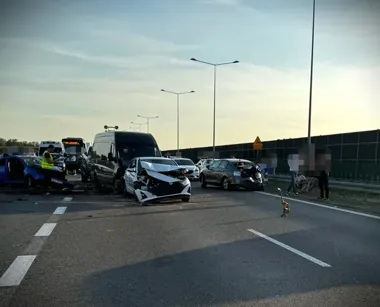 Sześć aut rozbitych na A2 - kierowca Forda i 16-latek w szpitalu