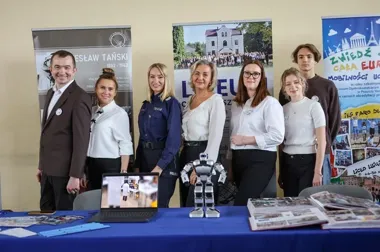 Policjanci z Żyrardowa weszli do hali sportowej i ruszyła rekrutacja